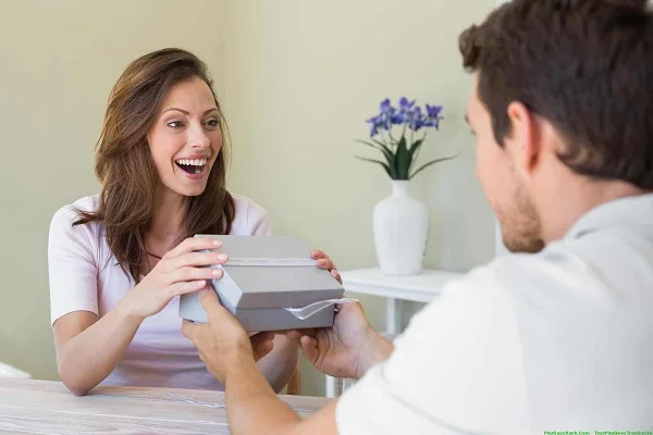 Tại Sao Nên Tặng Quà Cho Phụ Nữ?